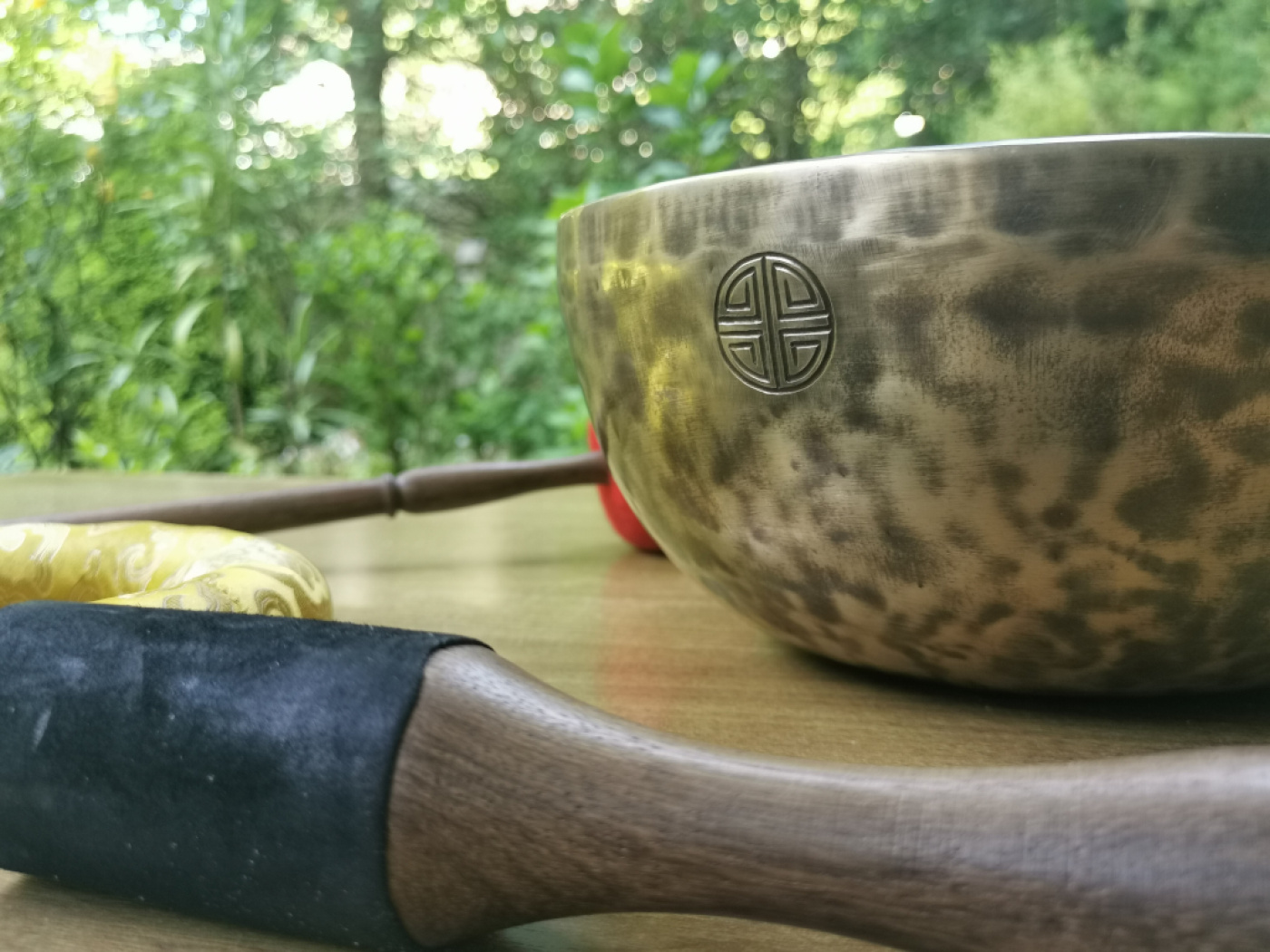 Große Klangschale aus Nepal mit tiefem Klang und Zubehör
